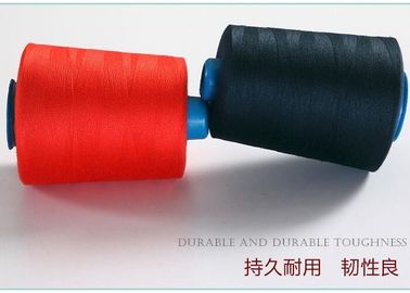 Κίνα 100% ανθεκτικό δαχτυλίδι ράβοντας νήμα 40s/2 πολυεστέρα με τους βαμμένους σωλήνες για το εργοστάσιο ενδυμάτων προμηθευτής